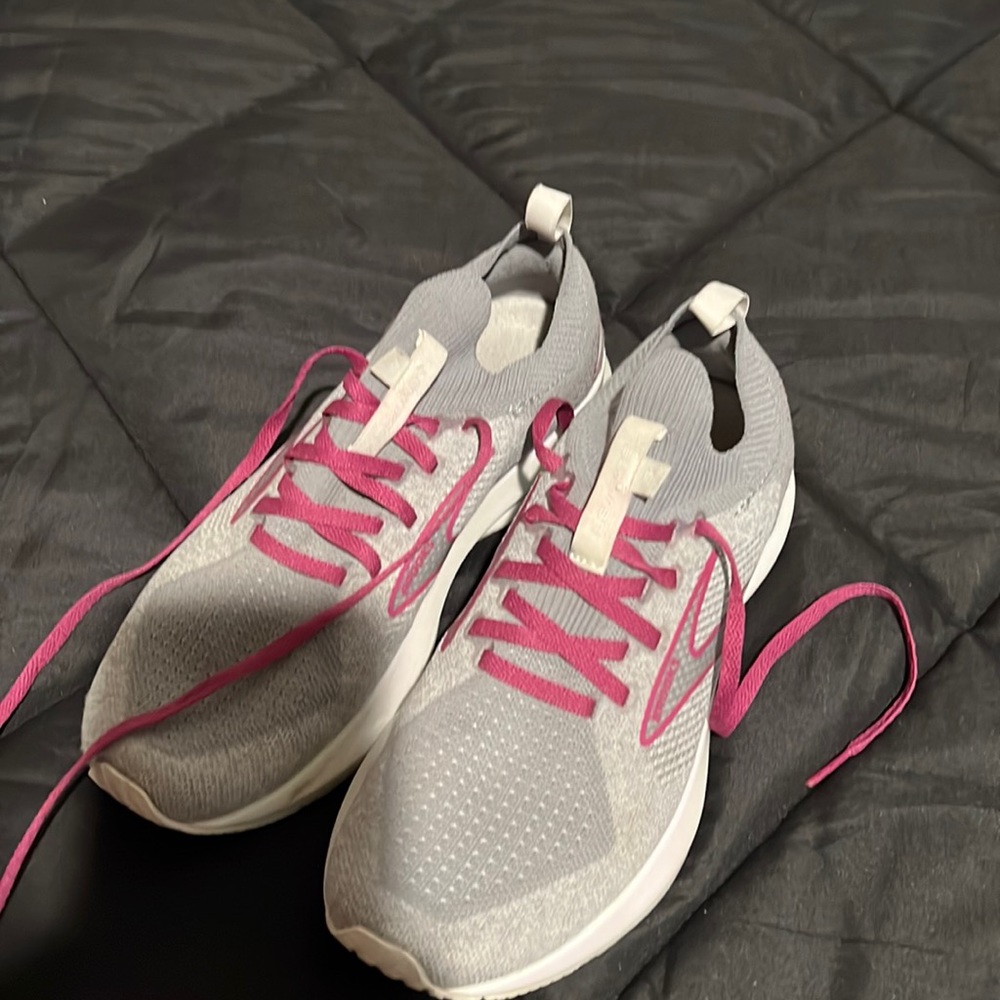 Brooks Levitate Size 8